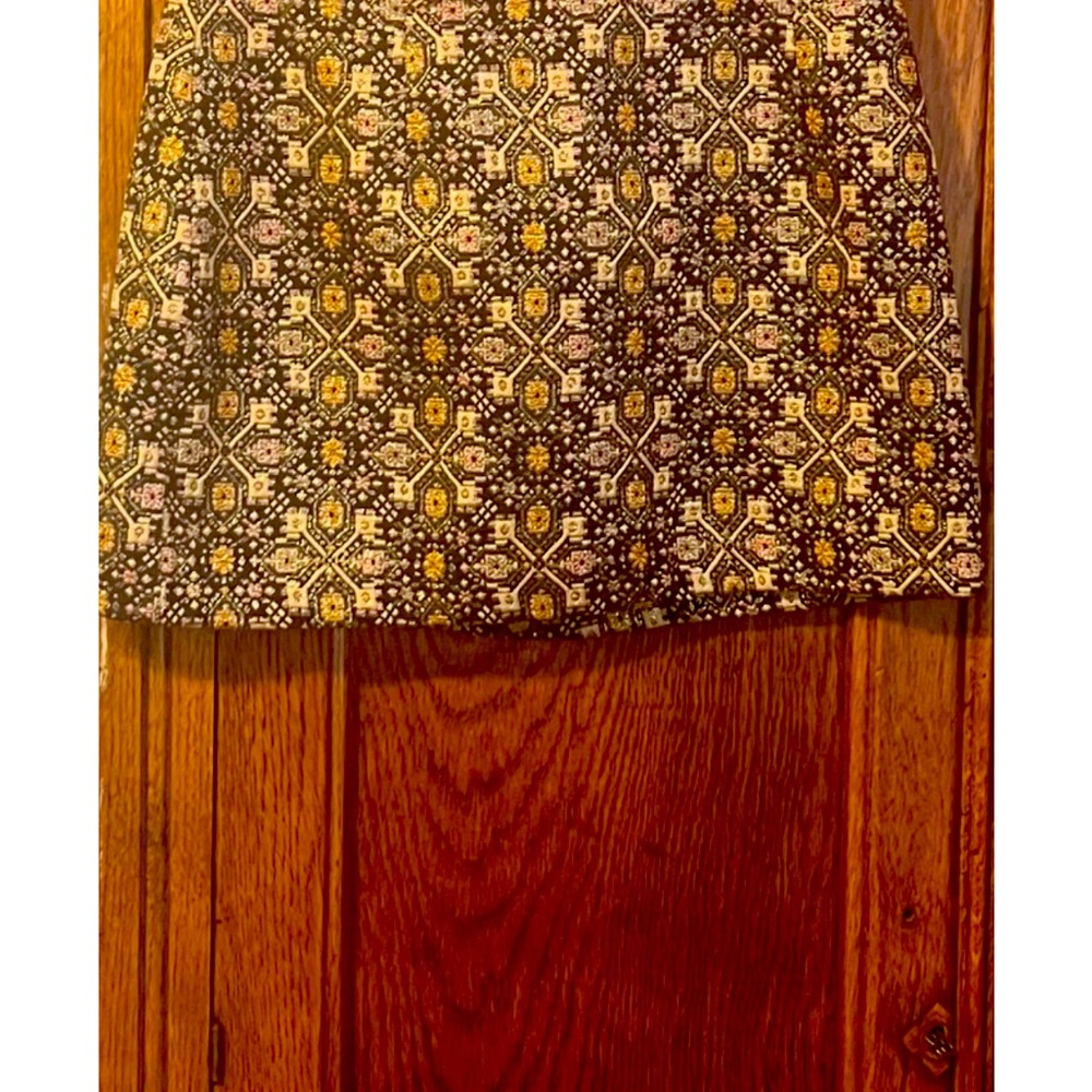 Short skirt beautiful shiny but classy material